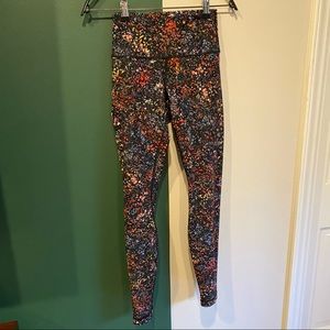 Wunder Under Hi-Rise Luxtreme 28" Flowerescent